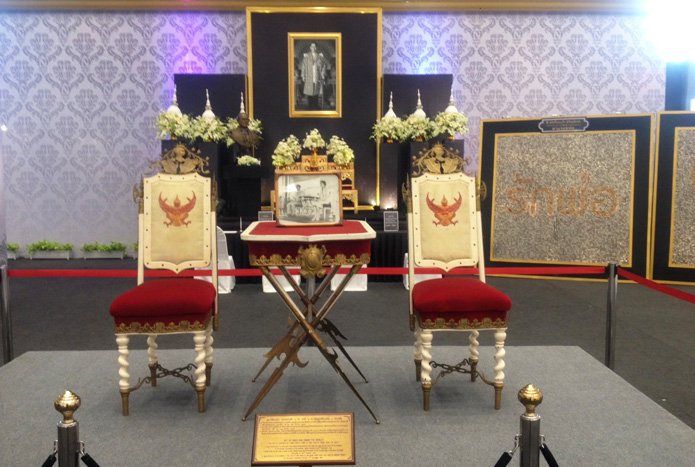 เป็นบุญตา! โคราชอัญเชิญพระราชอาสน์ประทับ 3 รัชกาลจัดแสดงให้ชมในโอกาสครบ 61 ปี “ในหลวง ร.๙” เสด็จเยือนอีสาน