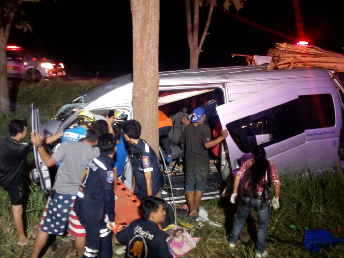 อุบัติเหตุรถตู้คณะครูจากเมืองเลยชนต้นไม้เกาะกลางถนนที่โคราช เจ็บอื้อกว่า 10 ราย