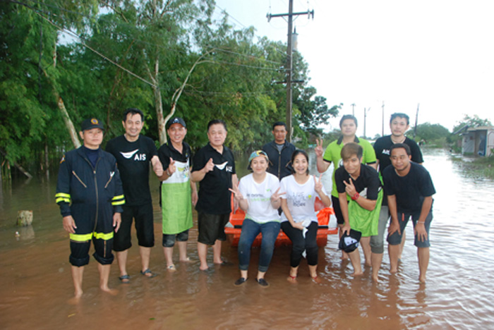 น้ำใจไทยหลั่งไหลช่วยผู้ประสบภัยน้ำท่วม เอไอเอสจัดชุดใหญ่ลงแจกถึงที่