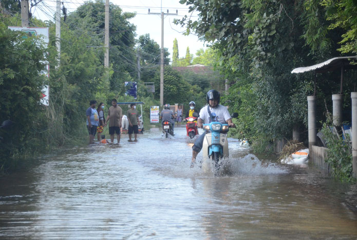 โคราชจมน้ำ 100 หลังคา!  ลำตะคองขยายท่วมพื้นที่เขตเมืองเตือน 6 ชุมชนอพยพหนีน้ำ