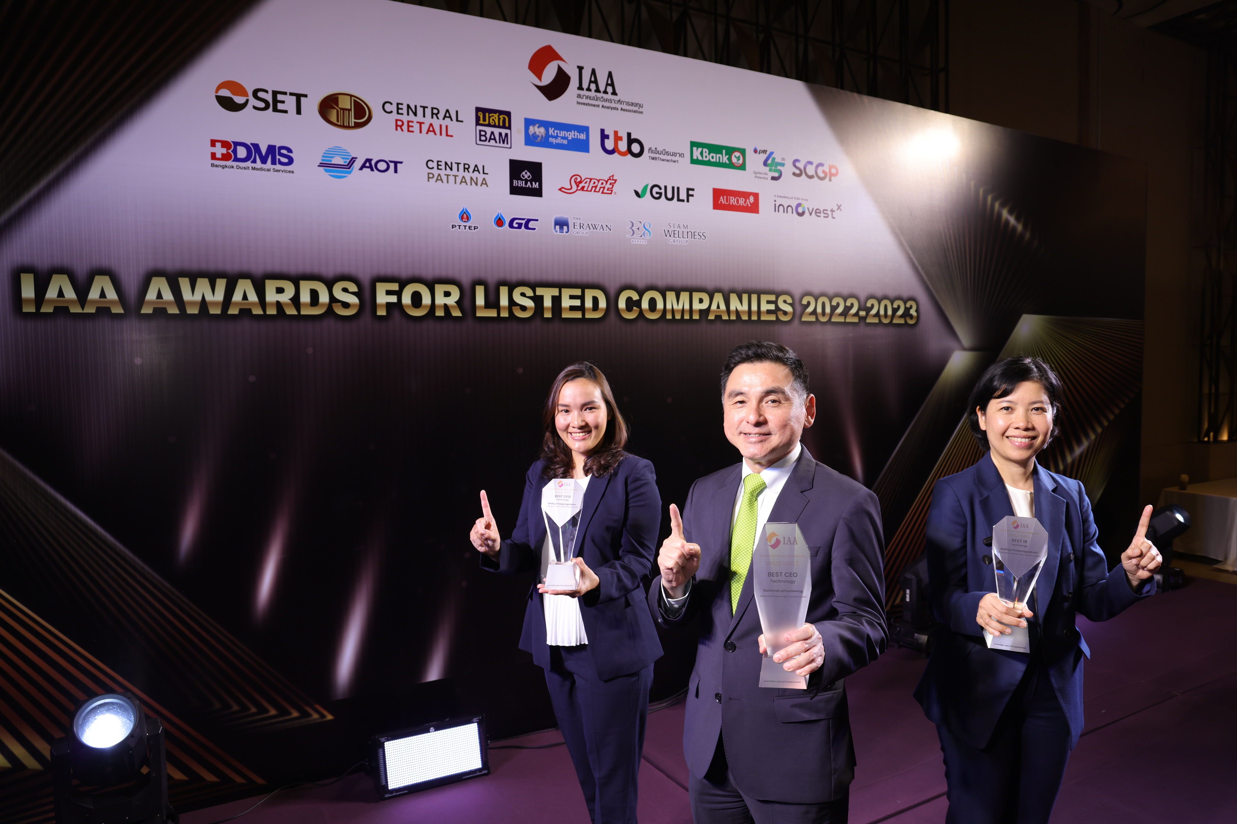 AIS ยืนหนึ่ง คว้า 3 รางวัลใหญ่ CEO-CFO-IR ยอดเยี่ยมจากสมาคมนักวิเคราะห์การลงทุน ในเวที IAA Awards for Listed Companies 2022